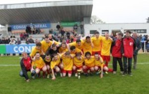 APRES LE CHAMPIONNAT LES U17 GAGNENT LA COUPE 