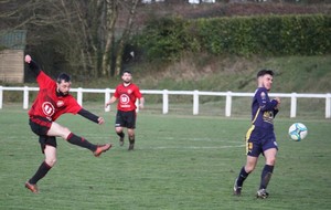 Superbe frappe de Clément arrêté difficilement par le gardien