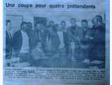 TIRAGE DES DEMI-FINALES DE LA COUPE DU CONSEIL EN 1977.JACQUES STEUN AU CENTRE AVEC LA BARBE.