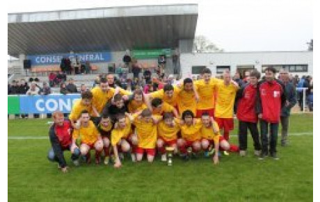 APRES LE CHAMPIONNAT LES U17 GAGNENT LA COUPE 